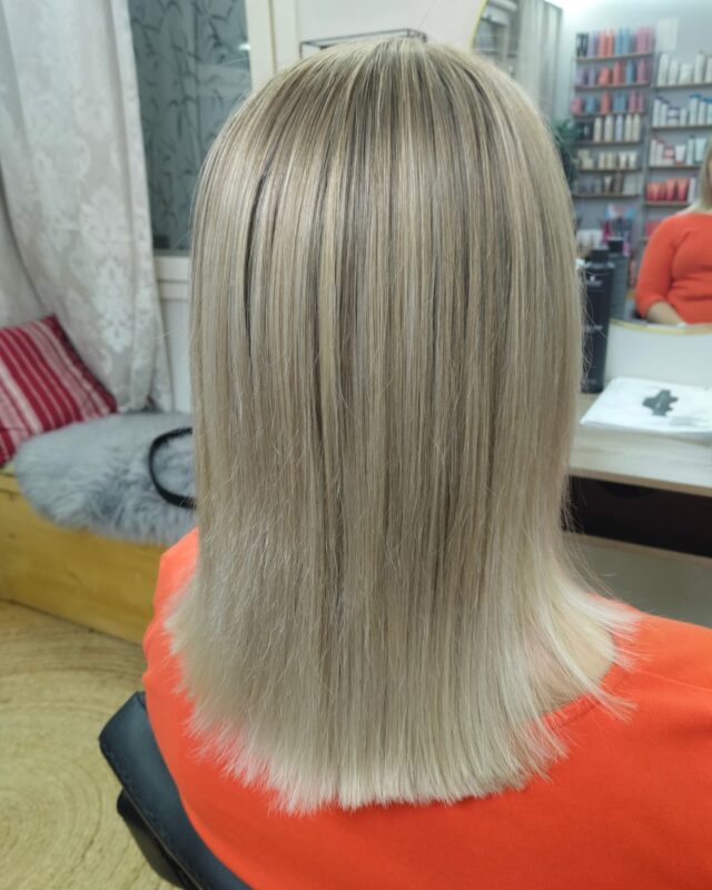 Päivän toinen raidoitustyö💎 Tehty babyraitaa pienillä osituksilla ja sävytetty viileänvaaleaksi.#vaaleatraidat #vaalennus #vaaleathiukset #blondhair #vaalennusjyväskylä#viileänvaalea
#schwarzkopfvibrance #schwarzkopfblondme #schwarzkopfinland #schwarzkopfpro #henkel #kampaamokuokkala #kampaamojyvaskyla