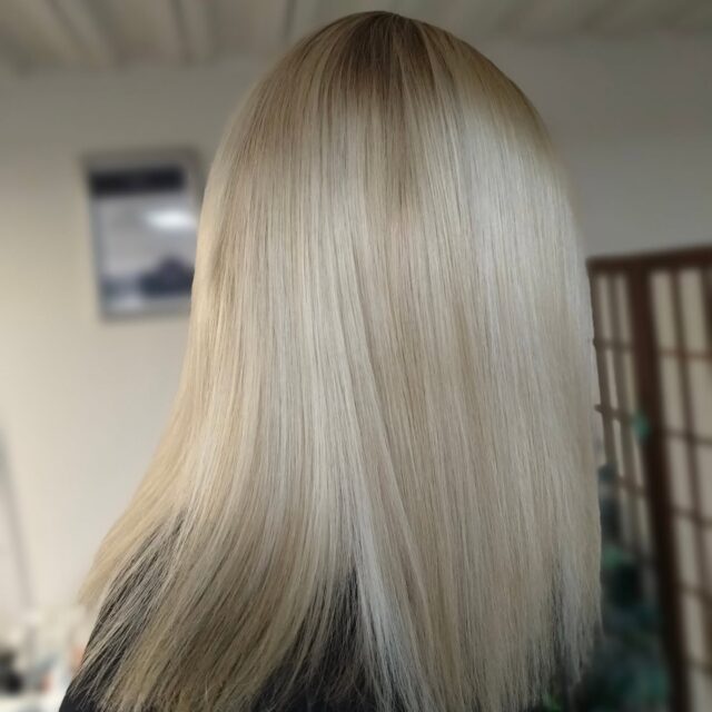 Kevät tulee ja vaaleat hiukset 💎#blondhair #vaaleatraidat #kampaamokuokkala #schwarzkopfpro #schwarzkopfblondme