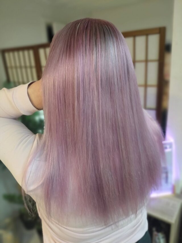 Välillä vähän muuta 😊 tähän tehtiin ihana helmiäispinkki ja muutamat turkoosit raidat sekaan. Tuli kyllä ihanan kylmä hattarainen sävy💎#värjäyksetjyväskylä #pastelhair #schwarzkopfblondme #schwarzkopfvibrance #attitudecolor