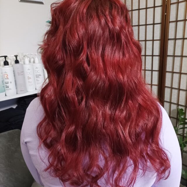 Vanhan kuparin päälle punaista 💎#redhair #punasethiukset #värjäysjyväskylä #schwarzkopfroyalcolor #schwarzkopffinland #henkel
#kampaamojyväskylä #kampaamokuokkala