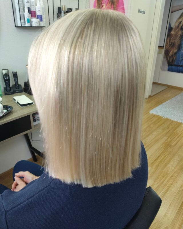 Omaan harmaaseen vaaleutta raidotuksella ja sävyllä💎#vaalennus #vaaleathiukset #blondhair #vaalennusjyväskylä #schwarzkopfinland #schwarzkopfpro #schwarzkopfblondme #schwarzkopfvibrance#kampaamokuokkala #kampaamojyvaskyla