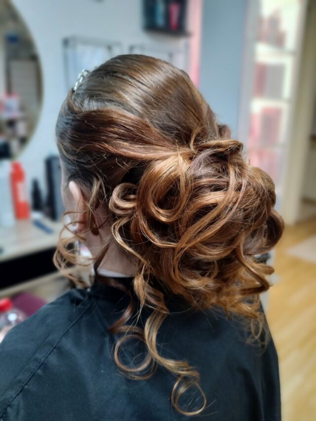 Tämän aamun vanhojen kampaus 💎#kampaukset #nutturakampaus#vanhat #kampaamokuokkala kampaamojyväskylä