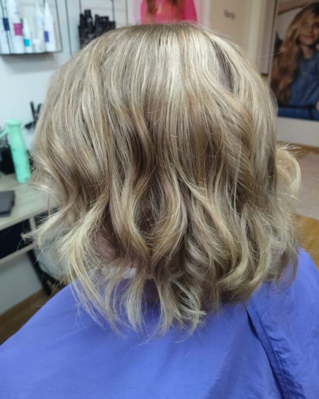 Vaaleutta raidotuksella 💎#vaaleatraidat #vaaleathiukset #vaalennusjyväskylä #raidat
#schwarzkopfblondme
#schwarzkopfinland
#schwarzkopfpro
#henkel
#kampaamokuokkala
#kampaamojyvaskyla