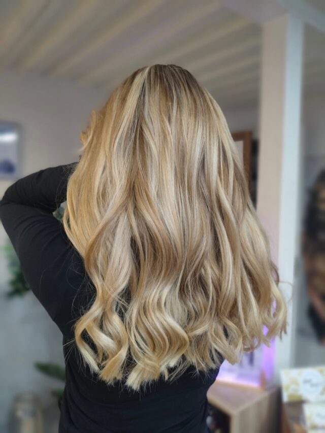 Tähän tein highlite raitaa ja balayage joukkoon. Sävytyksenä käytin uusia blondme toner sävyjä Biscuit 30g +pearl glaze 40g💎@schwarzkopfpro
@henkel
@hair_by_tiinakiiski#vaaleatraidat #vaalenn#schwarzkopfblondme #henkel #schwarzkopfpro