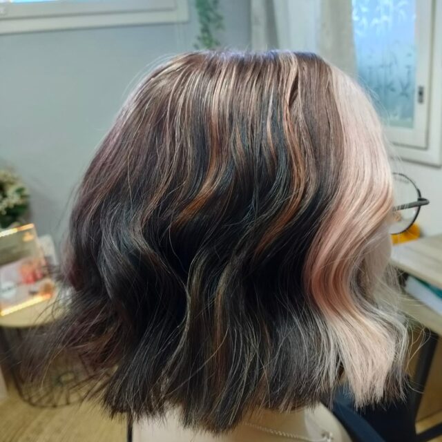 Vähän erillaisempaa värjäystä 💎#moniväri #vaalennus #värjäyksetjyväskylä #vaalennusjyväskylä #hairstyle #kauneus #hyvinvointi #schwarzkopfblondme #schwarzkopfinland #schwarzkopfigoraroyal #schwarzkopfvibrance #schwarzkopfpro #henkel
#kampaamokuokkala #kampaamojyväskylä