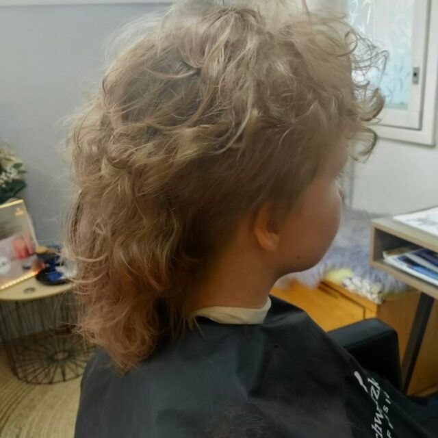 Kiharaa ja mullettileikkaus💎#hiustyyli #mullethair #kiharathiukset #curlhair
#hiustenleikkaus
#permanentti
#hiustenleikkausjyväskylä
#kampaamokuokkala
#kampaamojyväskylä