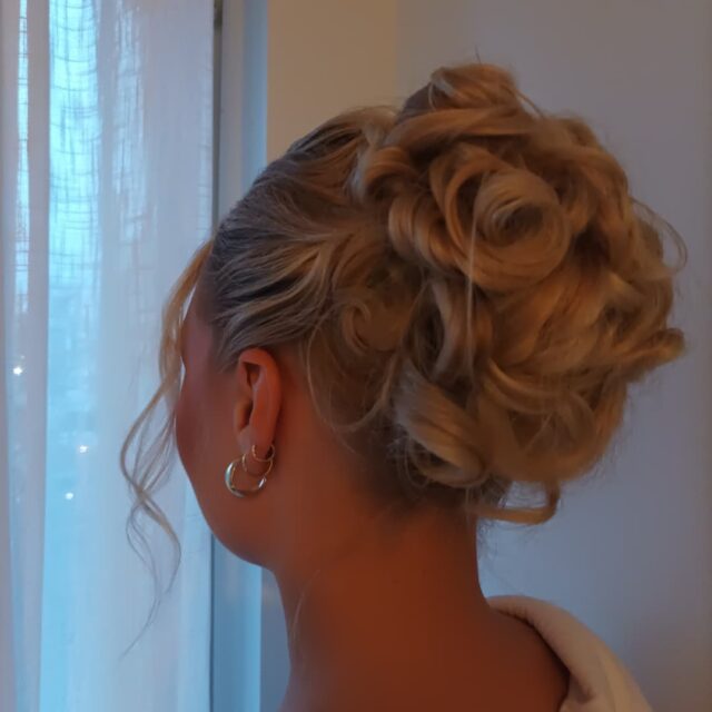 Runsasta,rentoa,kiharaa vuosijuhliin 💎#kampauksetjyväskylä #kiharakampaus #curlyhairstyles
#schwarzkopfsessionlabel #fourreasson #lanza #schwarzkopffinland #henkel #idhair #kampaamojyväskylä #kampaamokuokkala