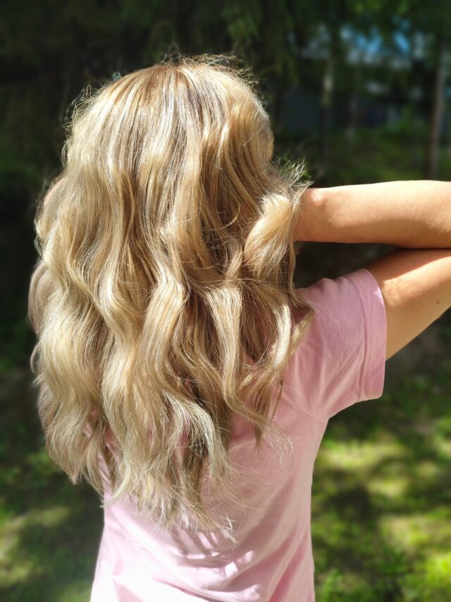 Tummempaa pohjaa  ja muutamat vaaleat raidat. Sävynä tuhkamaista beigeruskeaa💎@suvi.metsola
#vaaleatraidat
#ashblonde #vaalennusjyväskylä #kampaamokuokkala #kampaamojyväskylä