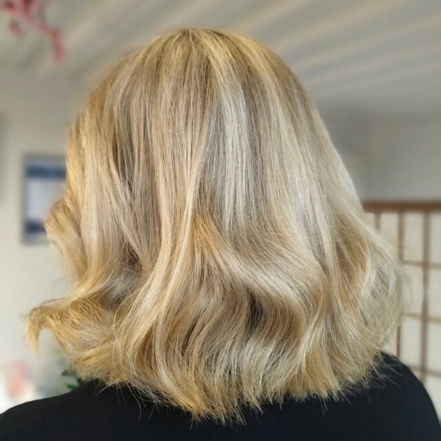 Lyhyempää ja vaaleaa balayage raidotuksella sävy viileämpää💎#vaaleatraidat #vaalennusjyväskylä #blondhair #vaaleathiukset #schwarzkopfblondme