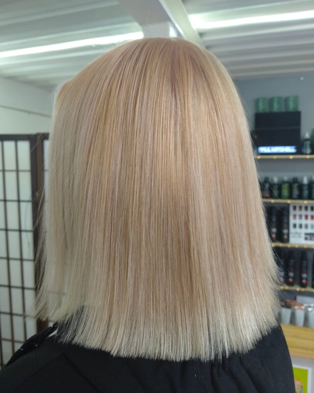 Kevät☀️ ja vaaleat hiukset. Tähän tehtiin kokopään vaalennus ja lämmin sävy päälle💎#blondhair #vaaleathiukset #kauneus #hyvinvointi #schwarzkopfblondme #schwarzkopfvibrance #schwarzkopfinland #schwarzkopfinland#henkel
#kampaamokuokkala
#kampaamojyväskylä