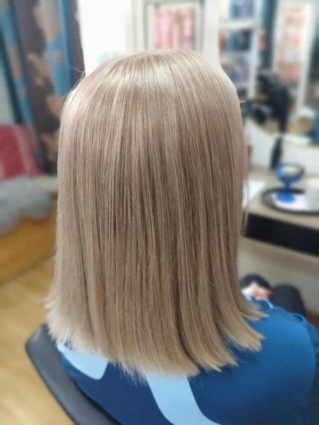Tähän asiakas oli miettinyt raitaa, mutta päädyttiin kuitenkin väriin. Tein ihanan shampanjaisen vähän kylmään taittuvan sävyn. Näin ollen saatiin väriä ja hiuksiin ja kokonaisuus tasaisempi. Asiakas lähti onnellisena penkistä,😊#schwarzkopfigoraroyal #schwarzkopfpro #schwarzkopffinland#kampaamokuokkala #vaaleathiukset