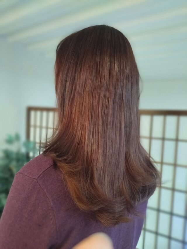 Punaruskea hiuksiin ja lisää kerrostusta leikkaamalla💎#värjäys #värjäyksetjyväskylä #redbrouwn #punaruskeathiukset #kauneus