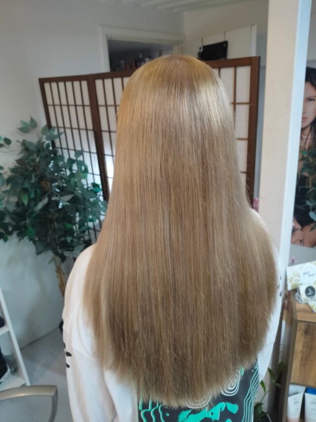 Tummaa tyveä vaaleammaksi ja latvaa vähän tasaisemmaksi. Sävytys hiekkainen 💎#vaaleathiukset #vaalennus #blondhair #blondme #sävytys #kauneus #hyvinvointi
#schwarzkopfvibrance
#schwarzkopfblondme
#schwarzkopfpro
#schwarzkopprofinland
#henkel
#kampaamokuokkala
#kampaamojyväskylä