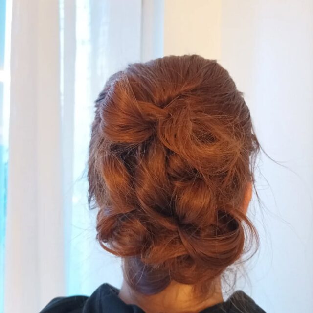 Rentoa nutturaa💎#kampauksetjyväskylä #kiharakampaus #curlyhairstyles
#schwarzkopfsessionlabel #fourreasson #lanza #schwarzkopffinland #henkel #idhair #kampaamojyväskylä #kampaamokuokkala