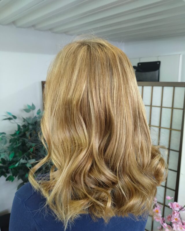 Hunajan vaaleata kevättä kohti 💎#blondhair #vaaleathiukset #vaaleatraidat #honeyblond #schwarzkopfblondme #schwarzkopfvibrance #schwarzkopfinland #schwarzkopfpro #henkel