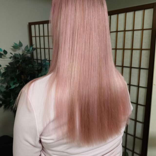 Pastellista pinkkiä💎
Alle tehtiin raitaa tuomaan raikkautta.  Sävytys Vibracella.#vaalennus #pastelpinkhair #vaalennusjyväskylä #sävytys #schwarzkopblondeme #schwarzkopvibrance #schwarzkopfpro #schwarzkopfinland
#henkel
#kampaamojyvaskyla #kampaamokuokkala