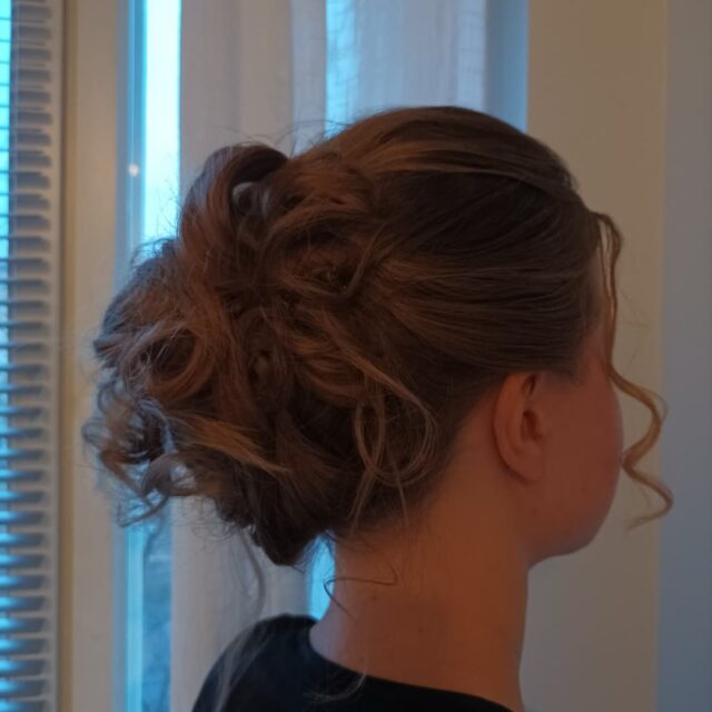 Rentoa kiharaa nutturaa vuosijuhliin 💎
#kampauksetjyväskylä #kiharakampaus #curlyhairstyles
#schwarzkopfsessionlabel #fourreasson #lanza #schwarzkopffinland #henkel #idhair #kampaamojyväskylä #kampaamokuokkala