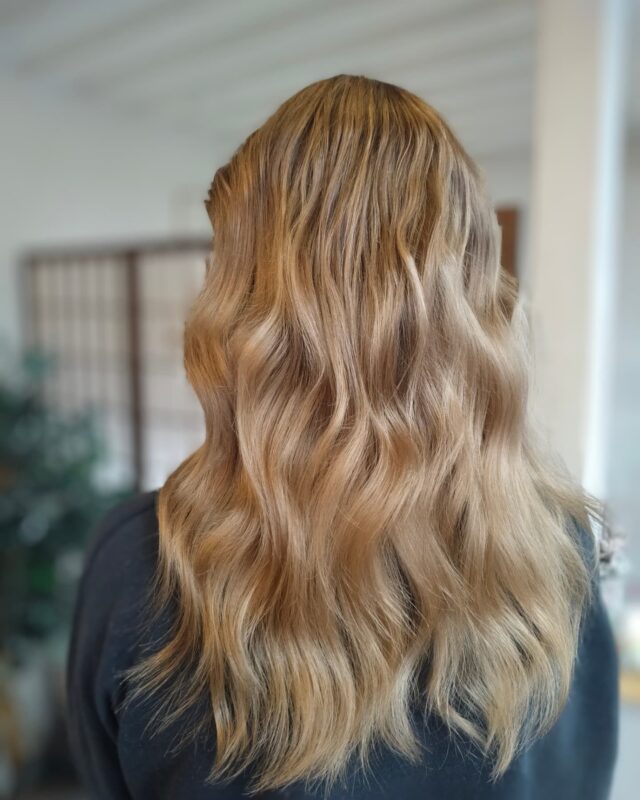 Vähän kirkastusta balayagella💎#vaaleathiukset #balayage #vaalennusjyväskylä #blondhair
#kauneus #hyvinvointi #schwarzkopfblondme
#schwarzkopfvibrance
#schwarzkopfinland #schwarzkopfpro #henkel
#kampaamokuokkala
#kampaamojyväskylä