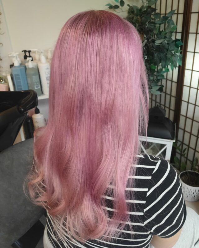 Huurteista pinkkiä 💎#pastelpinkhair #pastellivärit #värjäyksetjyväskylä #vaalennusjyväskylä #kauneus #hyvinvointi #schwarzkopfvibrance #schwarzkopfinland #schwarzkopfpro #henkel
#kampaamokuokkala #kampaamojyväskylä