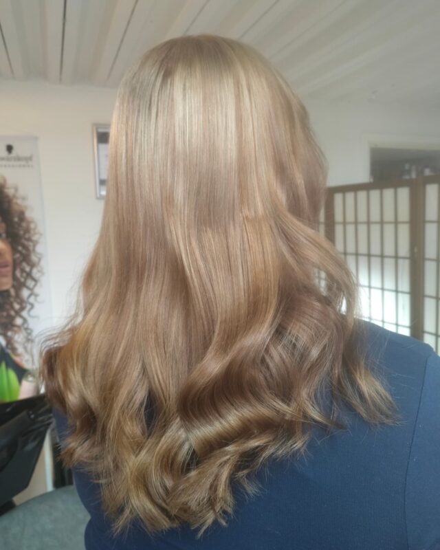 Mustasta vaaleammaksi. Tähän nyt tehty kahteen kertaan vaalennusta. Eka raidoilla ja nytten koko pituuteen vaalennus ja sävytykset päälle💎#vaaleathiukset #vaalennus #vaalennusjyväskylä #blondhair
#schwarzkopfblondme
#schwarzkopfvibrance
#schwarzkopfinland #schwarzkopfpro
#kampaamokuokkala
#kampaamojyväskylä