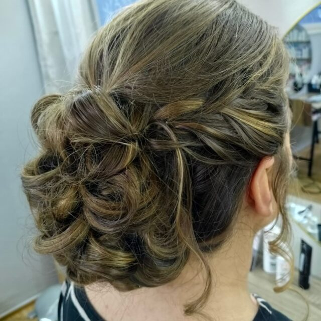 Viime viikon yrittäjä juhliin kampaus 💎#kampaukset #nutturakampaus
#schwarzkopfpro #schwarzkopfinland #kampaamokuokkala #kampaamojyvaskyla