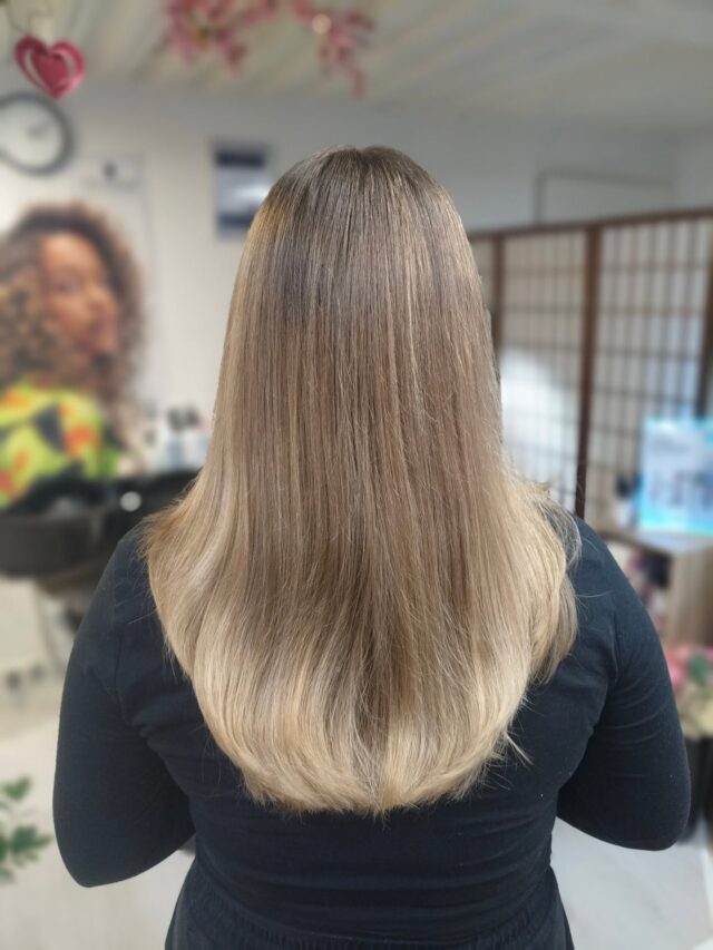 Luonnollista vaaleutta hiuksiin. Balayage ja sävytys hiekanvaalealla 💎#vaaleathiukset #vaalennusjyväskylä #blondhair #kampaamokuokkala #schwarzkopfpro