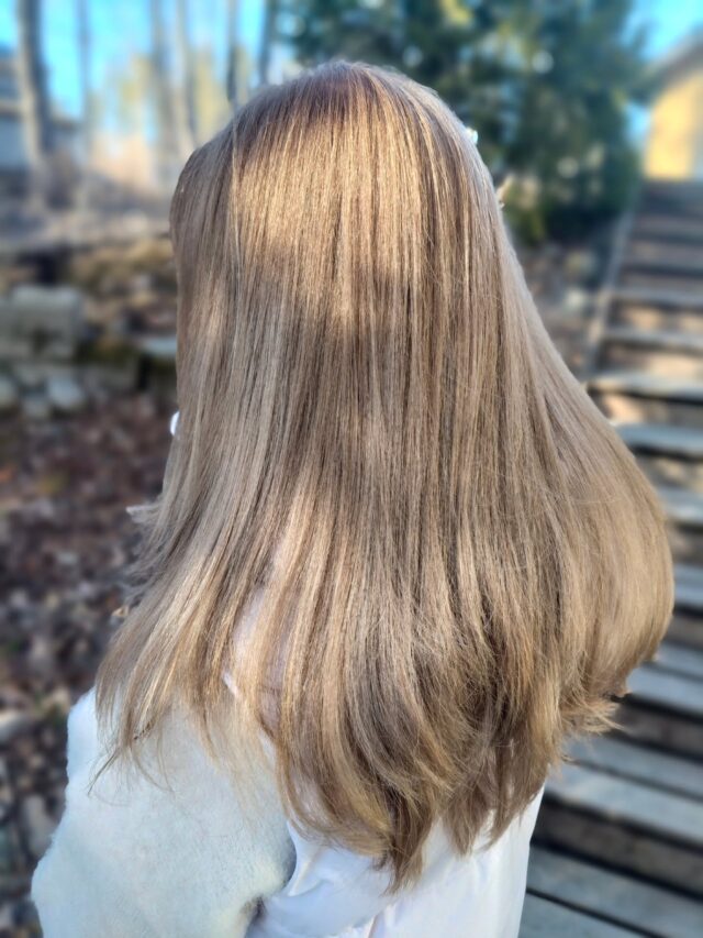 Tähän ollaan pitkään tehty vaaleita raitoja. Mutta asiakas kokenut että kuivattaa latvaan. Joten ihanan shampanjaisella värillä lähdettiin tekemään. Lopputulos pehmeä väri koko pituudessa 💎 vielä tehtiin leikkaus eri tavalla kun aikaisemmin runsaasti kerrotusta 💎#värjäyksetjyväskylä #vaaleathiukset #kampaamokuokkala #schwarzkopfigoraroyal #schwarzkopfpro