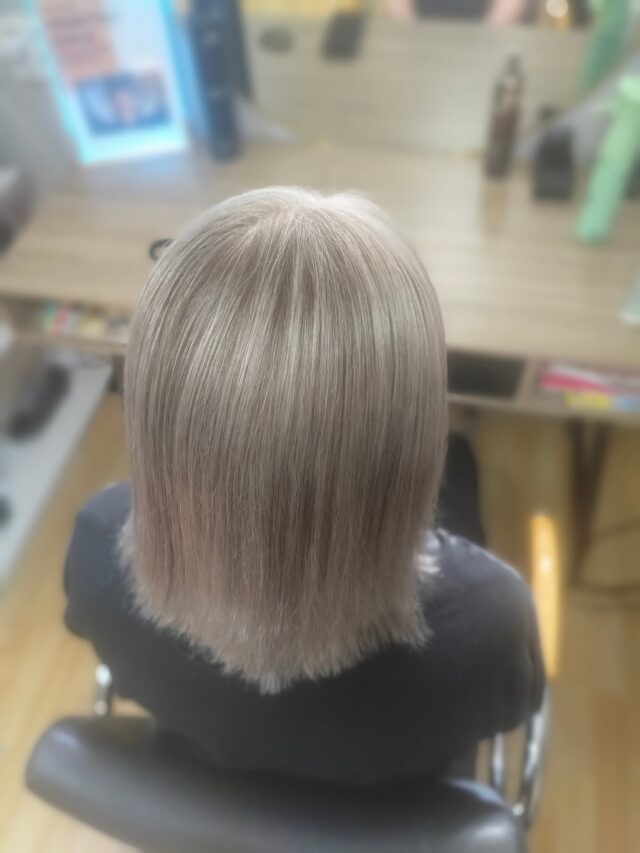 Harmaitten häivytystä silver White väreillä 💎 tuli kyllä ihanat#schwarzkopfsilverwhites #moniväri #värjäyksetjyväskylä #kampaamokuokkala #kampaamojyväskylä