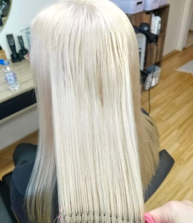 Tyvivaalennus ja latvan putsaus. Sävytys uusilla vibracen sävyillä 10-19 30 g+9,5-9 10g+ 1,9%💎#vaaleathiukset #blondhair #vaalennusjyväskylä #kauneus #hyvinvointi #schwarzkopfvibrance #schwarzkopfblondme
#schwarzkopfinland
#schwarzkopfpro
#henkel
#kampaamokuokkala
#kampaamojyväskylä