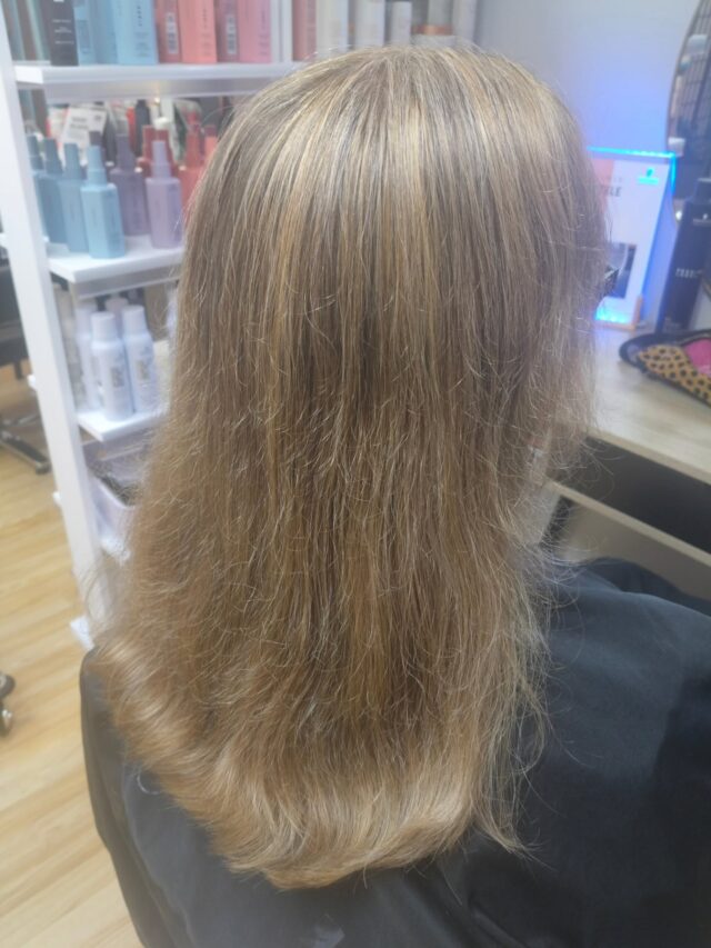 Pitkän tyvikasvun ja omien harmaitten hiusten häivytystä raidoilla. Sävytys hunajan vaalealla💎#raidatjyväskylä #vaaleatraidat #blondhair #kampaamokuokkala #kampaamojyväskylä