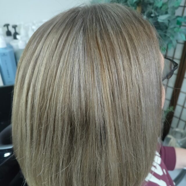 Omaan harmaaseen päin väri💎 alle babyraitaa ja sävyksi päälle Igora Royal silver White, silver+greylilac#raidatjyväskylä #raidat #harmaathiukset #silverhair
#schwarzkopfinland #schwarzkopfpro #schwarzkopfsilverwhites #henkel
#kampaamokuokkala
#kampaamojyvaskyla