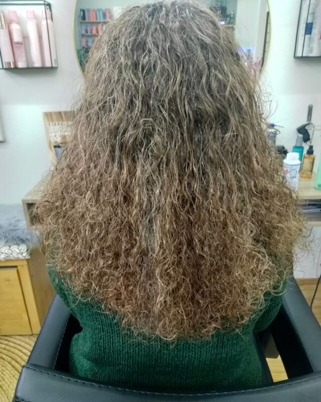 Rullaati rullaa...kaksoisrullauksella kiharaa💎#curlhair #kiharathiukset#permanentti #kauneus #hiustyyli #hairstyle#subrina #kampaamokuokkala #kampaamojyvaskyla