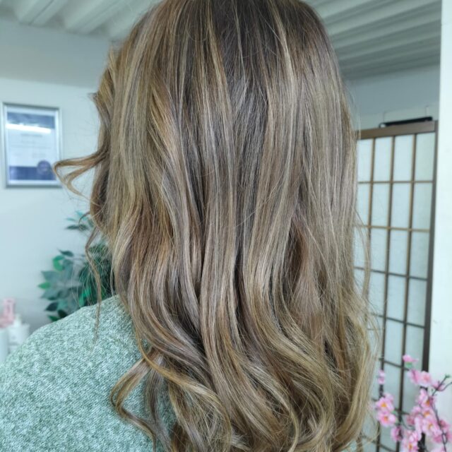 Smootimpaa väriä tyven tummuisilla raidoilla Igora Royal Ulla ja sävytettiin Id Croma sävyillä 💎#raidat #raidatjyväskylä
#sävytys #schwarzkopfigoraroyal #idcroma
#schwarzkopfinland #schwarzkopfpro
#henkel
#kampaamokuokkala
#kampaamojyvaskyla